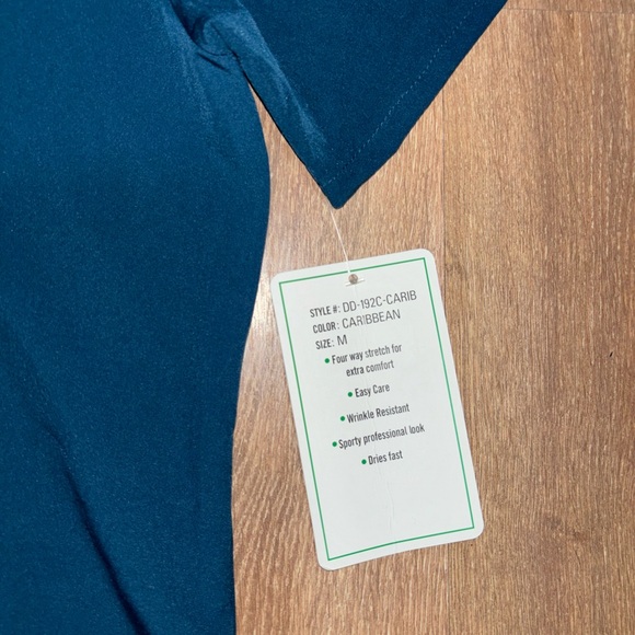 NWT Women’s GT Scrub Top Caribbean Blue Medium - Picture 3 of 6